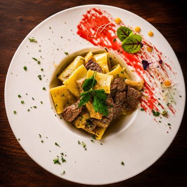 Frische Paccheri mit zarten Rindersteifen und Steinpilzen