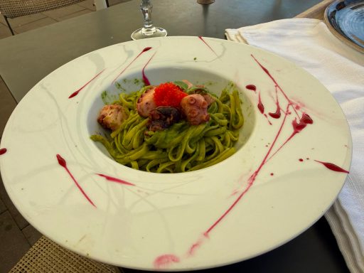 Tagliatelle al pesto di basilico con polipo e uova di storione